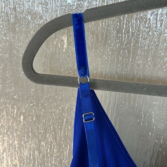 Marchesa Notte
Royal Blue Ruffle Gown size 4 - Picture 17 of 17